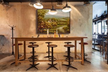 Restaurant mit einem stimmungsvollen Wandbild mit Weinbergen im Schattenfugenrahmen an der Wand