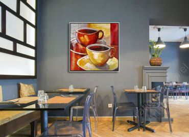 Restaurant mit grauen Wänden. Als Dekoration über den Tischen hängt ein eingerahmtes Bild. Tassen mit Kaffee