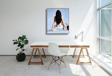 Modernes Arbeitszimmer mit hellem Schreibtisch. Als Dekoration hängt ein eingerahmtes Bild. Frau mit nacktem Rücken.