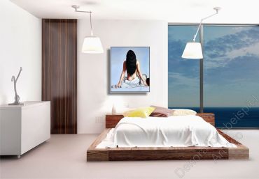 Schlafzimmer mit einer hellen Wand. Dekorationsbeispiel ein eingerahmtes Bild Frauenakt