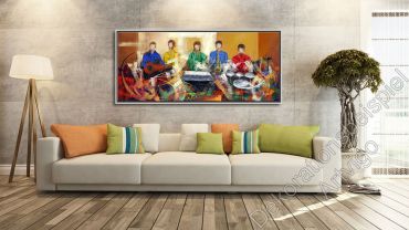 Modernes Wohnzimmer, helle Wand und helles Sofa. Dekoration Gemälde farbenfroh Musikband von Americo Ccala