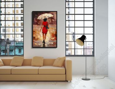 Helles Industrieloft mit Ledersofa vor einer hellen Wand. Dekorationsbeispiel ein eingerahmtes Bild Frau mit rotem Kleid und Schirm