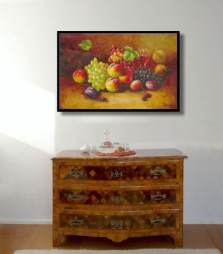 Kommode und ein warmes Gemälde mit Weintrauben und Früchten
