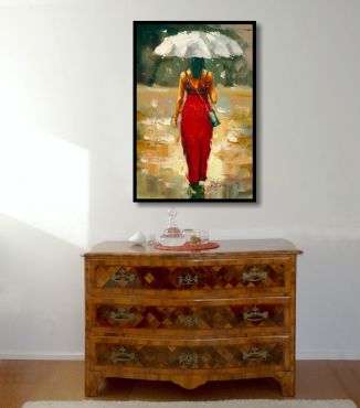 Wohnzimmer mit alter Komode. Als Dekoration an der Wand hängt ein eingerahmtes Bild. Frau mit rotem Kleid, Schirm und Stöckelschuhen.