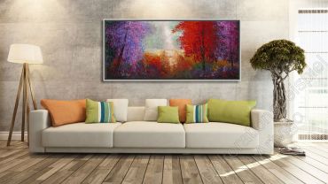 Modernes Wohnzimmer, helle Wand und helles Sofa. Dekoration Gemälde farbenfrohe Landschaft von Americo Ccala im Schattenfugenrahmen
