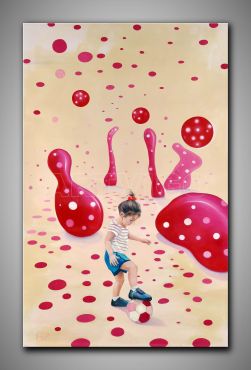 Kraftvoll, fantasievolles Bild. Kind mit Fussball in einer Welt von Yayoi Kusama. Von Victor Rondon