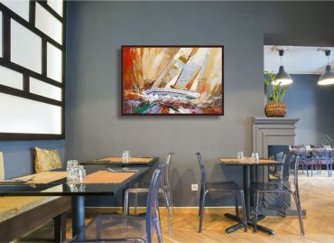 Restaurant mit einem abstrakten, fröhlichen Wandbild mit Segelbooten im Bilderrahmen