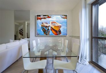 Modernes Esszimmer mit Glastisch. Zur Dekoration hängt ein maritimes Bild mit Schattenfugenrahmen an der Wand