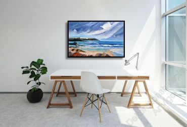 Modernes Loft mit Industriefenstern. Zur Dekoration hängt ein maritimes Bild mit Schattenfugenrahmen an der Wand