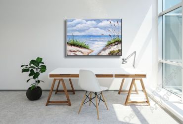 Schreibtisch mit Vinylfussboden. Als Dekoration ein Strandgemälde. Küste im Bilderrahmen.