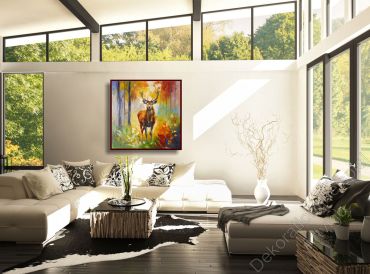 Heller Wintergaten mit Sofa vor einer hellen Wand. Dekorationsbeispiel ein eingerahmtes Bild Hirsch