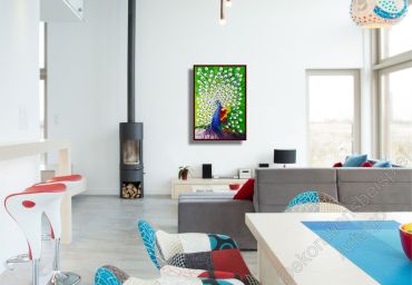 Preview: Helles Wohnzimmer mit Komode. An der Wand hängt ein Pfau, modern gemalt.