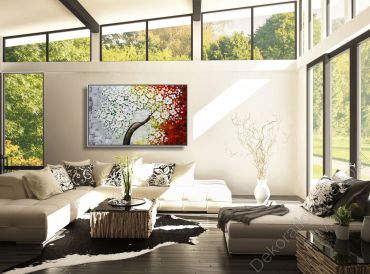 Wintergarten mit Sofa vor einer hellen Wand. Dekorationsbeispiel ein eingerahmtes Bild Kirschblüte