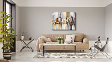 Heller Raum. Zur Dekoration ein Bild einer abstrakten Stadt an der Wand