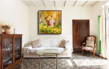 Helles Wohnzimmer mit Komode. An der Wand hängt ein Hirsch mit Reiterin, modern gemalt.