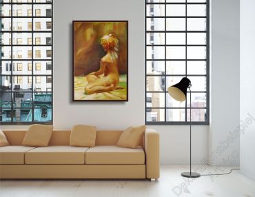 Preview: Modernes Loft mit hellem Sofa. Als Dekoration hängt ein eingerahmtes Bild. Frau mit nacktem Rücken.