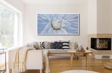 Wohnzimmer mit Eckkamin. An der Wand hängt ein Ölgemälde von einer großen Blume