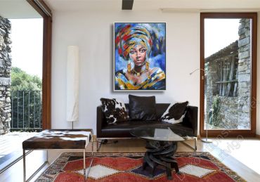 Preview: Stylishes Wohnzimmer. Zur Dekoration hängt ein farbenfrohes Portrait