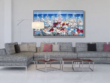 Wartezimmer mit grauer Wand. An der Wand hängt ein Ölgemälde mit bunten Blumen im Bilderrahmen
