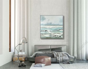 Loft mit heller Wand. Als Dekoration ein Bild vom Meer im Schattenfugenrahmen