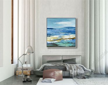 Preview: Loft mit heller Wand. Als Dekoration ein Bild vom Meer im Schattenfugenrahmen