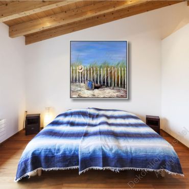 Preview: Schlafzimmer mit heller Wand. Als Dekoration ein Bild von Strand und Dünen im Schattenfugenrahmen