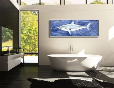 Helles Badezimmer. Über der Badewanne hängt ein Kunstwerk von einem Haifisch