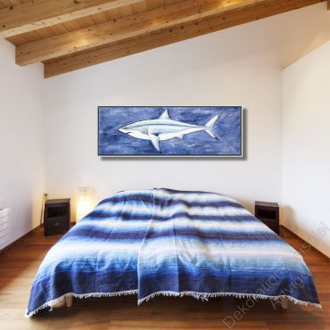 Minimalistisches Schlafzimmer mit heller Wand. An der Wand hängt ein Ölgemälde Haifisch im Bilderrahmen
