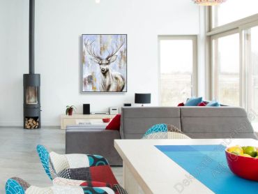 Preview: Helle Küche Mit Kaminofen vor einer hellen Wand. Dekorationsbeispiel ein eingerahmtes Bild Hirsch