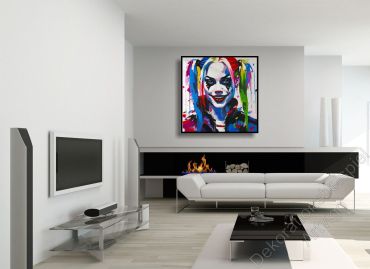 Preview: Modernes Wohnzimmer mit hellen Wänden. Als Dekoration ein gemaltes Gesicht