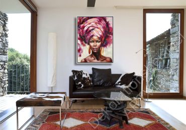 Stylishes Wohnzimmer. Zur Dekoration hängt ein farbenfrohes Portrait