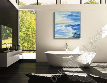 Badezimmer mit einem hellen Wanne und abstrakten, unaufgeregten Seemotiv in Bilderrahmen