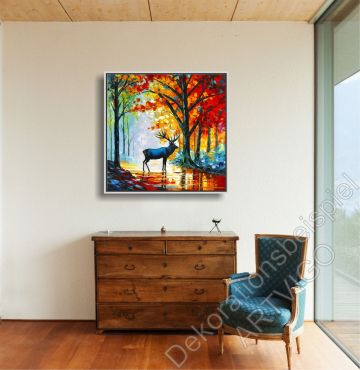 Preview: Helles Wohnzimmer mit Komode. An der Wand hängt ein Hirsch mit Geweih, modern gemalt.