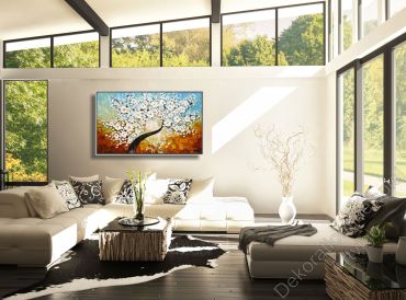 Preview: Wintergarten mit Sofa vor einer hellen Wand. Dekorationsbeispiel ein eingerahmtes Bild Kirschblüte