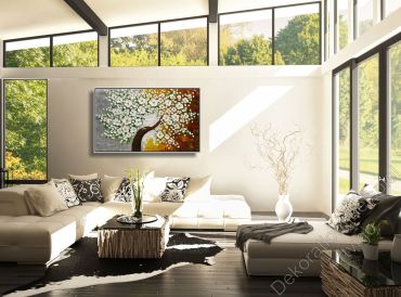 Preview: Wintergarten mit Sofa vor einer hellen Wand. Dekorationsbeispiel ein eingerahmtes Bild Kirschblüte