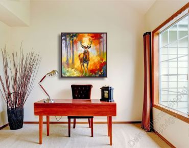 Helles Wohnzimmer mit Komode. An der Wand hängt ein Hirsch mit Geweih, modern gemalt.