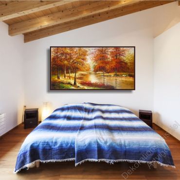 Ferienwohnung Schlafzimmer. An der Wand hängt ein schönes Landschaftsgemälde Wald mit Fluss