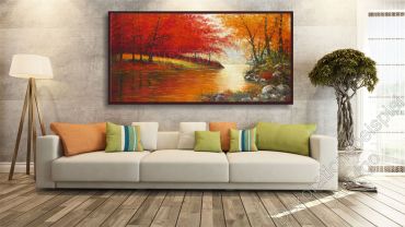 Stilvolles Wohnzimmer. Zur Dekoration hängt ein original Bild. Landschaft mit kräftigen Farben im Bilderrrahmen