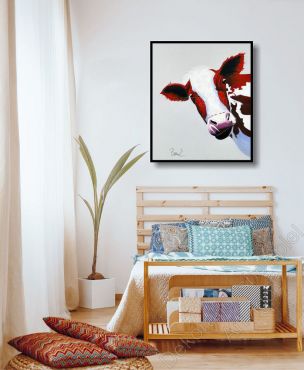 Dekoration Wohnung. Helle Wand mit einem echten Bild mit brauner Kuh