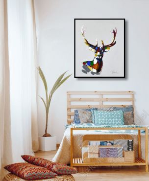 Dekoration Wohnung. Helle Wand mit einem echten Bild mit Hirsch