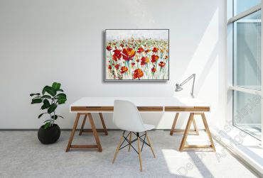 Stylishes Arbeitszimmer. Zur Dekoration hängt ein Mohn Bild Schattenfugenrahmen über dem Schreibtisch