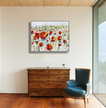 Wohnzimmer mit abstraktem Bild auf Leinwand an der Wand. Mohnfeld mit Bilderrahmen