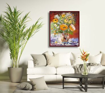 Heller Wohnraum mit einem Blumenbild über dem Sideboard
