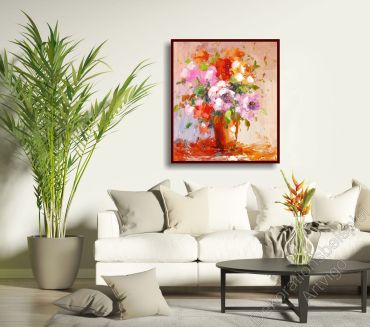 Heller Wohnraum mit einem Blumenbild über dem Sideboard