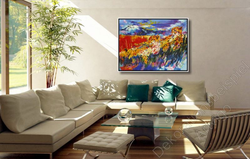 Wohnzimmer mit grauer Wand. Zur Dekoration ein Bild einer abstrakten Darstellung