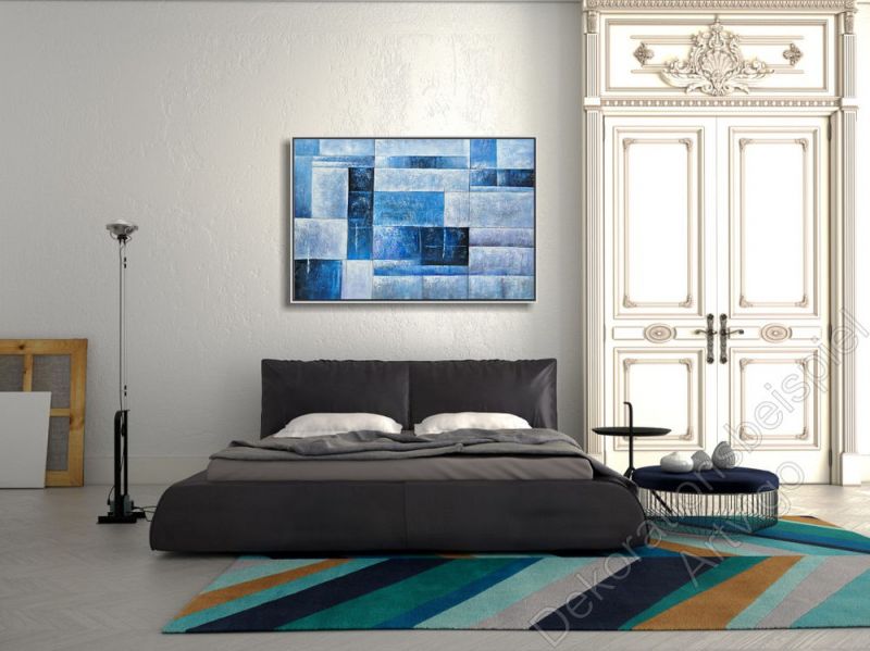 Schlafzimmer mit abstrakter Kunst in einem Bilderrahmen