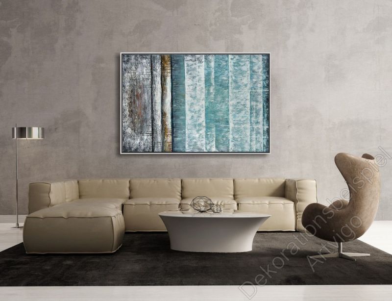 Wohnzimmer mit erdigen Farben. Über dem Sofa hängt ein großes eingerahmtes Bild als Dekoration