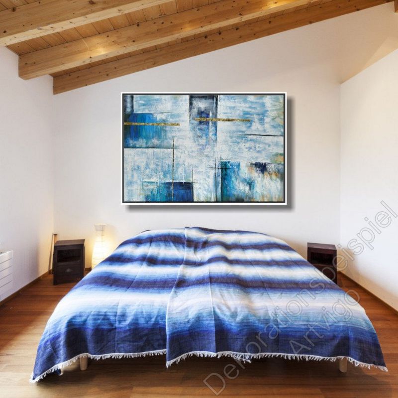 Schlafzimmer mit viel Holz. Über dem Bett hängt ein großes eingerahmtes Bild als Dekoration