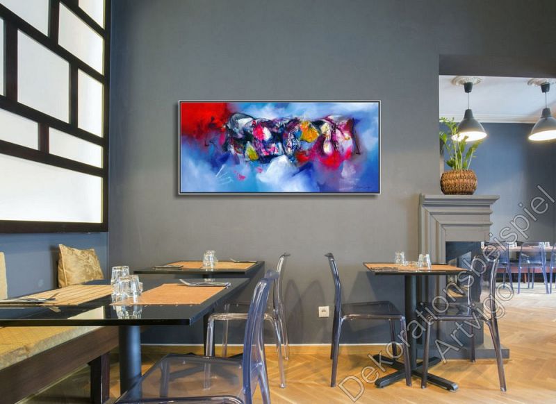 Modernes Restaurant, dunkle Wand und helle Möbel. Dekoration Gemälde farbenfroh abstrakt von Deysi Burga Fuentes