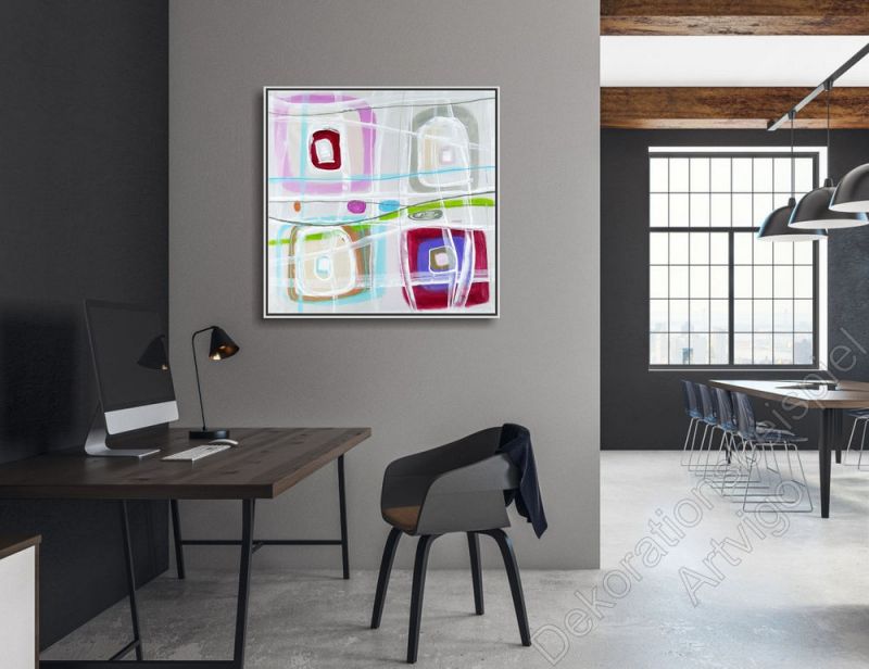 Graues Büro mit einem abstrakten, unaufgeregten Wandbild in Bilderrahmen